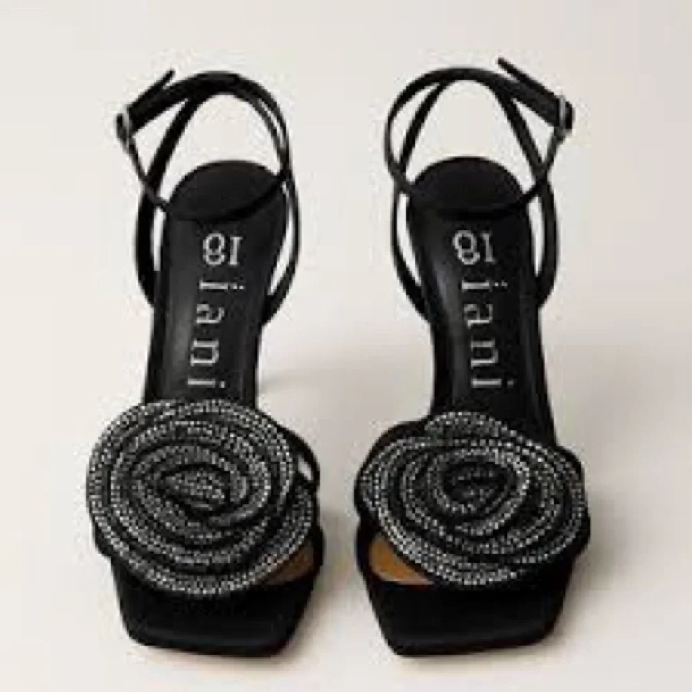 🌹 Gianni Bini Black Strappy Rose Embellished 3” Heels Square Toe Shoes Size 7.5